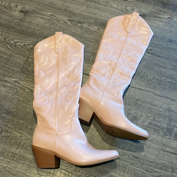 Baby pink cowgirl boots 👢 - Picture 3 of 6